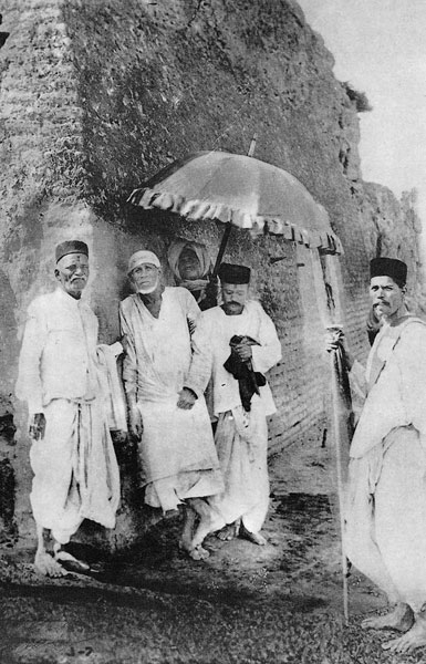 Sri Saibaba on the way to Lendi, c.1911-12 (left to right: Nana Nimonkar, Sai Baba, Bhagoji Shinde, Gopalrao Booty, Nana Chopdar) Sri Saibaba on the way to Lendi, c.1911-12 (left to right: Nana Nimonkar, Sai Baba, Bhagoji Shinde, Gopalrao Booty, Nana Chopdar)